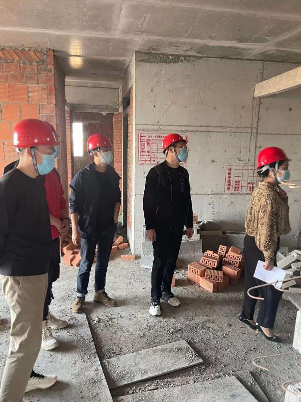 公司營銷部新同事一起參觀考察公司正在供貨項目，天氣舒適！